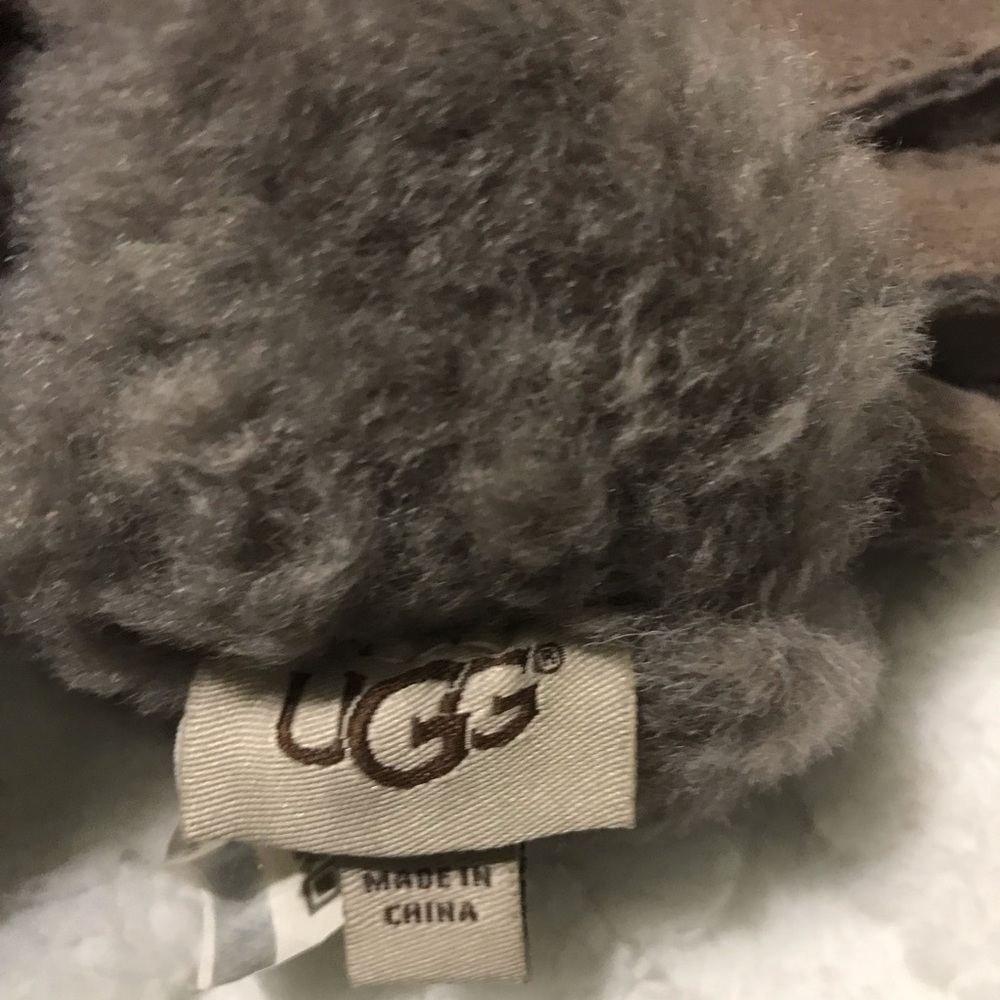 UGG Shearling-Trim Gray Leather Gloves - Picture 7 of 10